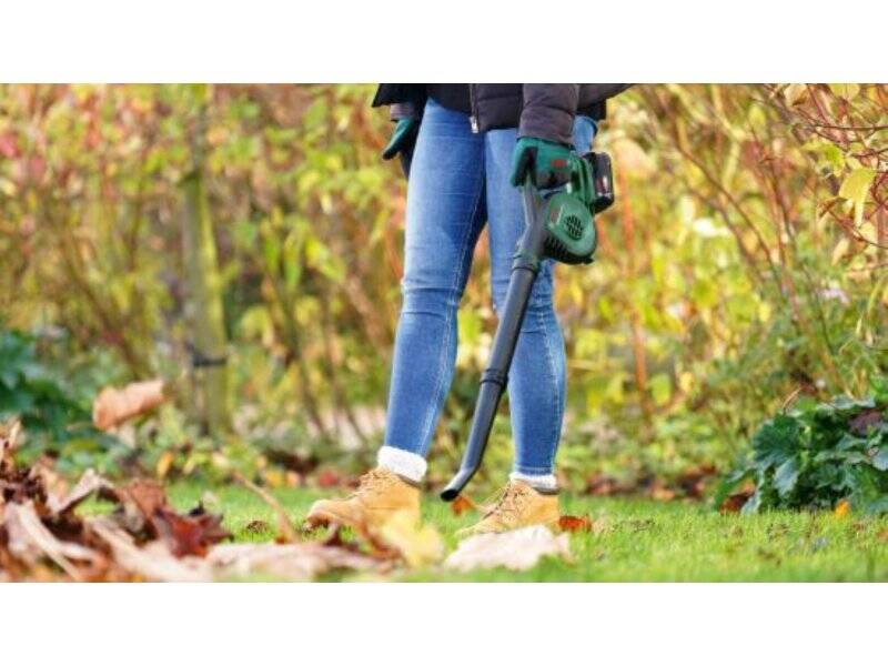 BOSCH bastenski alat UniversalLeafBlower Akumulatorski duvač lišća 18V-130, 1×2,5 Ah 06008A0600