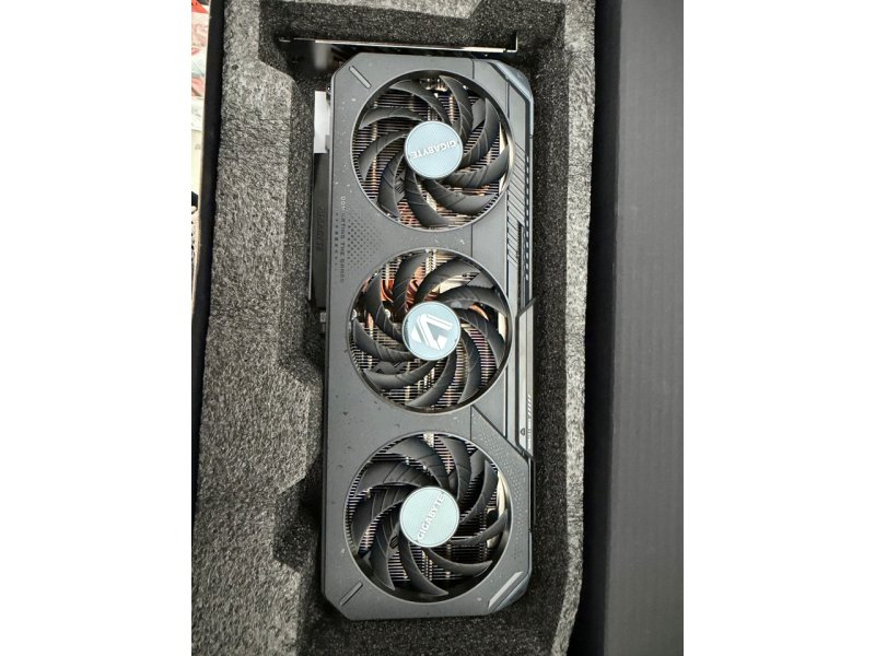 GIGABYTE Radeon RX 9060 XT GAMING OC 16G GDDR6 GV-R9060XTGAMING OC-16GD OUTLET
